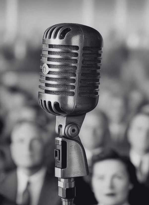Rédaction de discours, micro vintage devant un public attentif